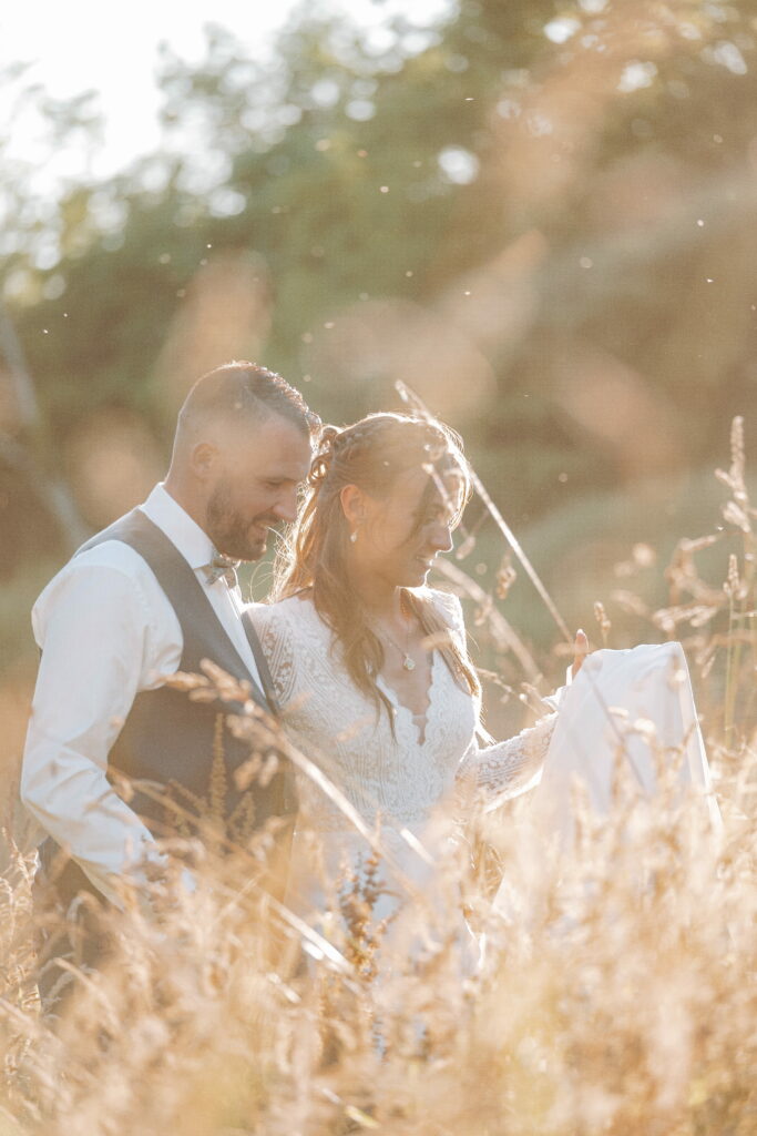 Couple dans un champs lors d'un mariage en Normandie - Just.vous
